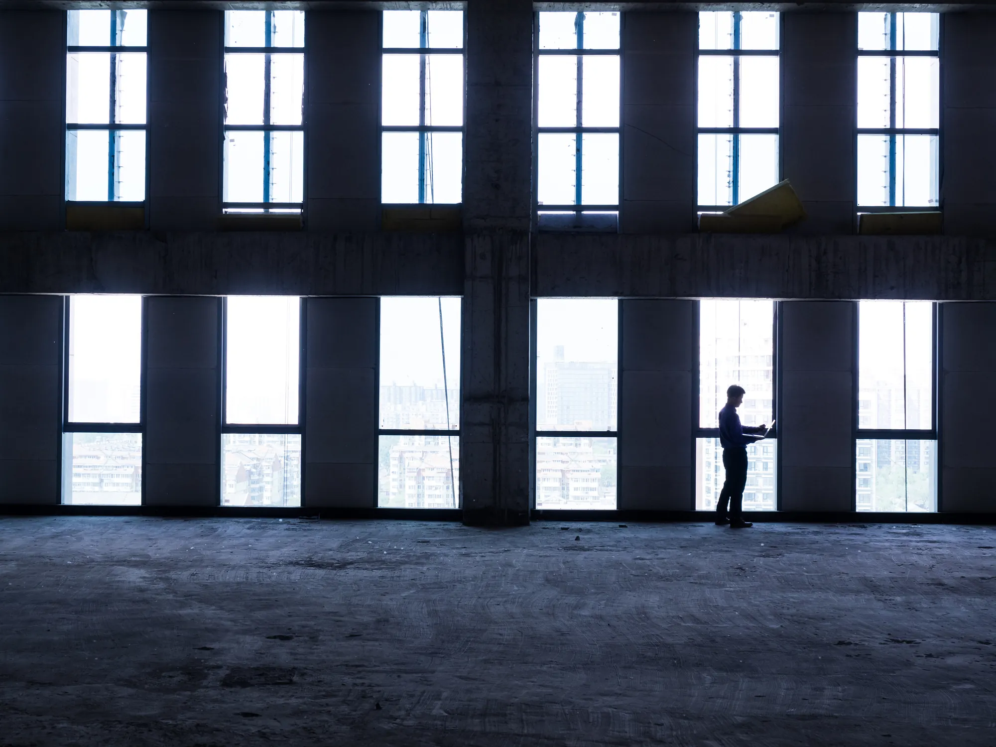 Moderne verglaste Büroarchitektur im Abendlicht
