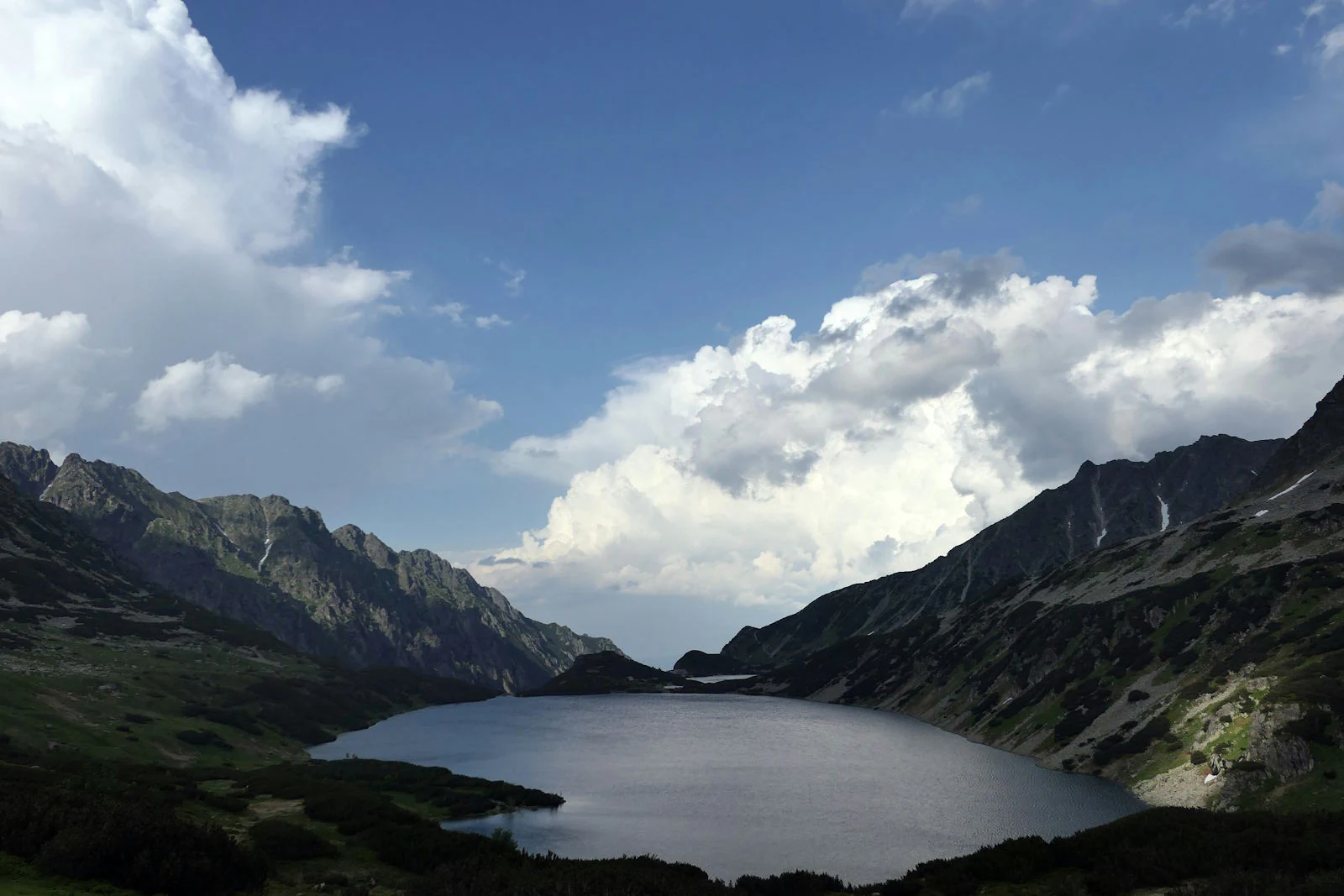 Bergsee in der Hohen Tatra, Gipfel im Gegenlicht